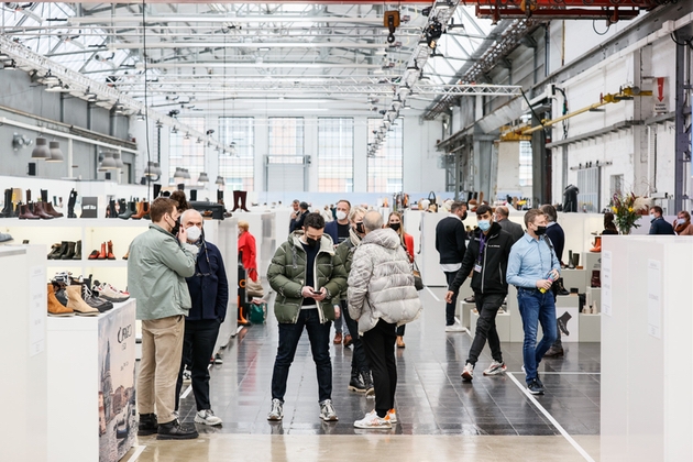 Crowd at Shoes Dussledorf 