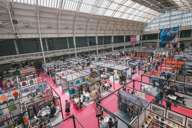 trade show pink floor, shell scheme buyers and sellers in attendance 