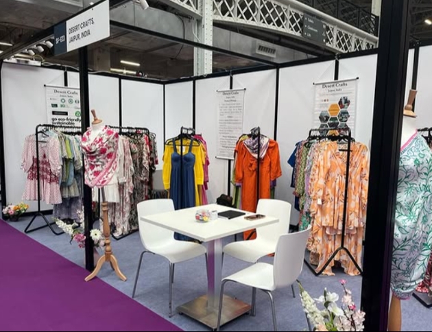 Source Fashion stand